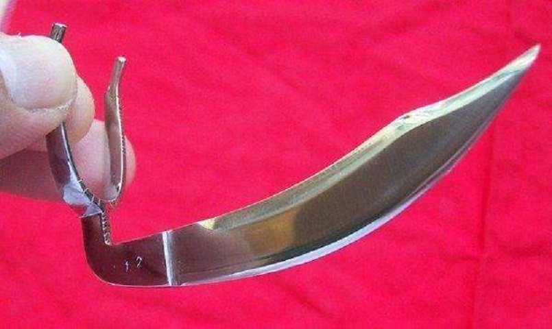 Cựa dao được làm bằng kim loại cao cấp có hình dáng như lưỡi dao